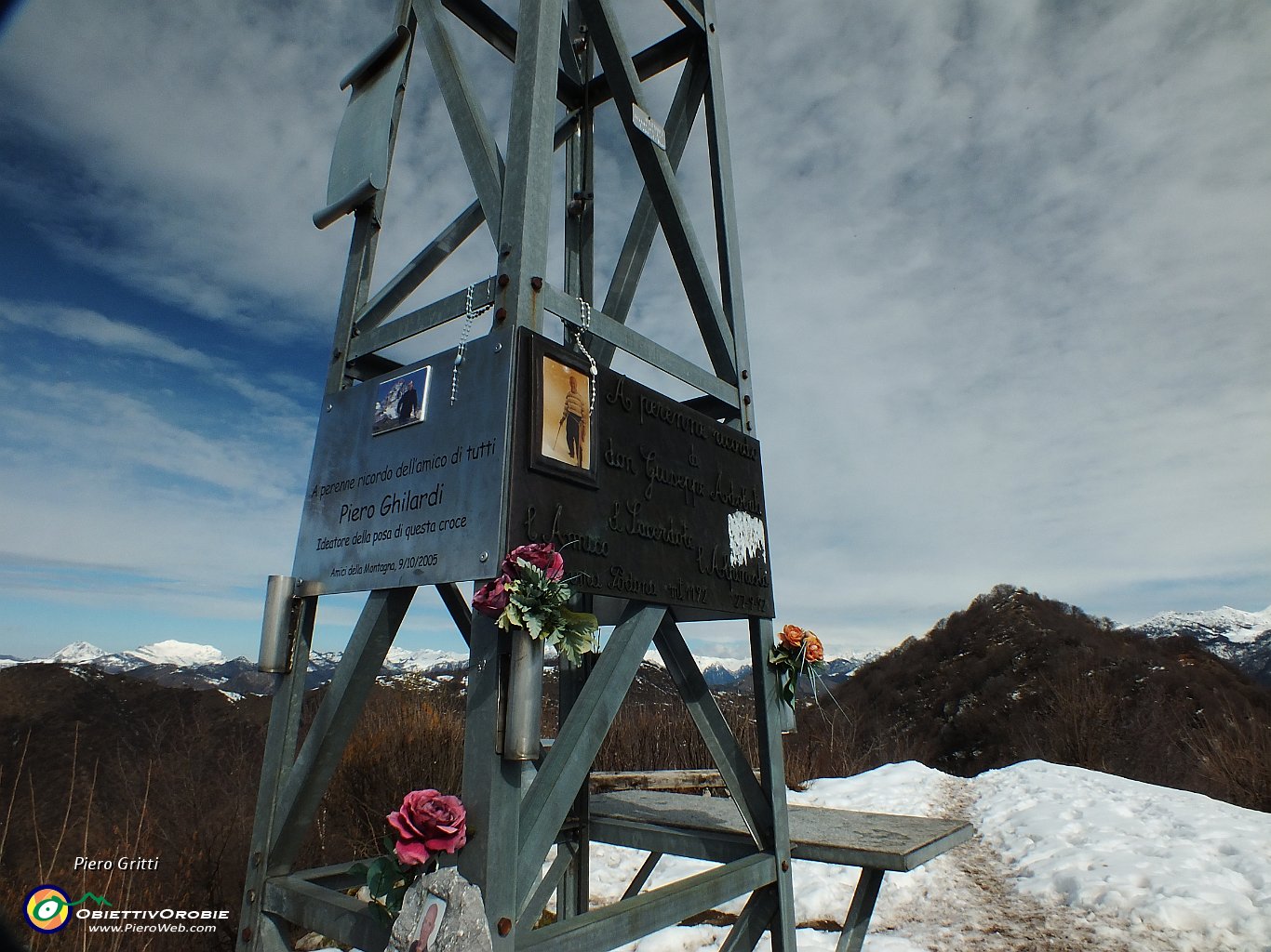 57 Alla base della croce targhe a ricordo... .JPG